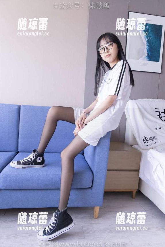 BoBoSocks袜啵啵 - 稚予独特魅力：黑色小腿袜与高清壁纸的完美结合！