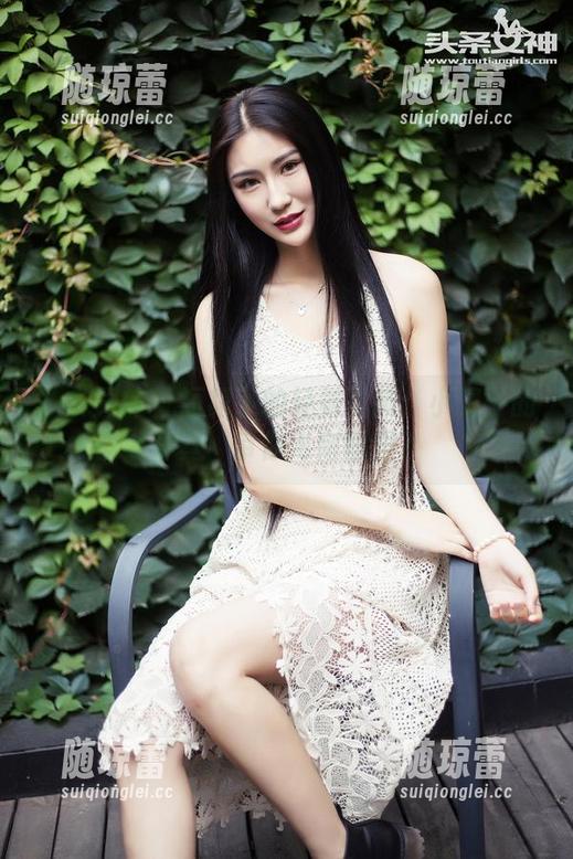 头条女神 - 短裙下的轻舞飞扬：小晴子的写真，带你飞向哪里？
