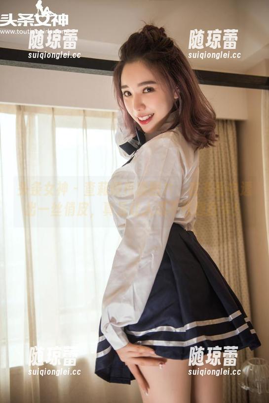 头条女神 - 查莉娅校服图片：在书香中透出一丝俏皮，真是让人忍不住想打卡！