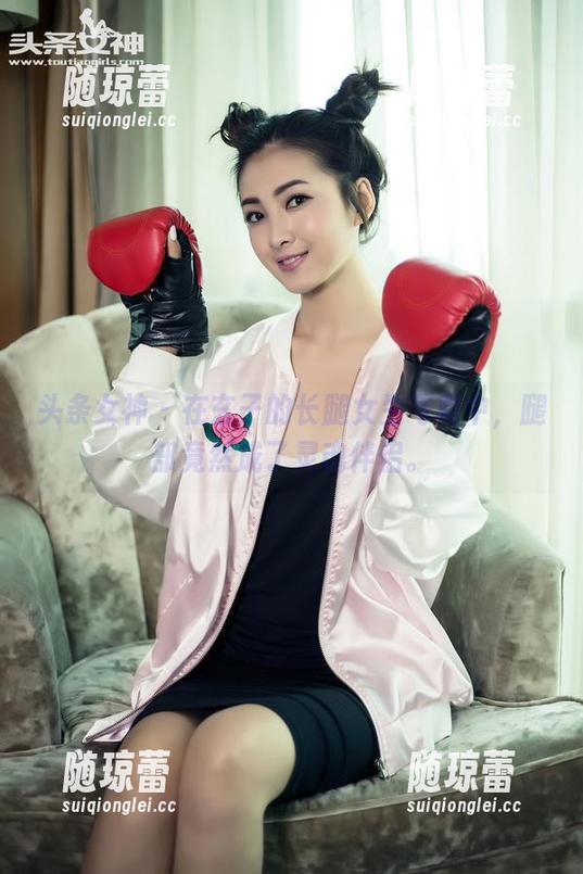 头条女神 - 在玄子的长腿女生写真中，腿部竟然成了灵魂伴侣。