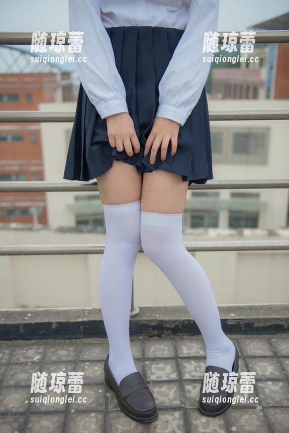 适合心动的瞬间：少女秩序白丝吊带精选套图，光线打在皮肤上的感觉太赞了