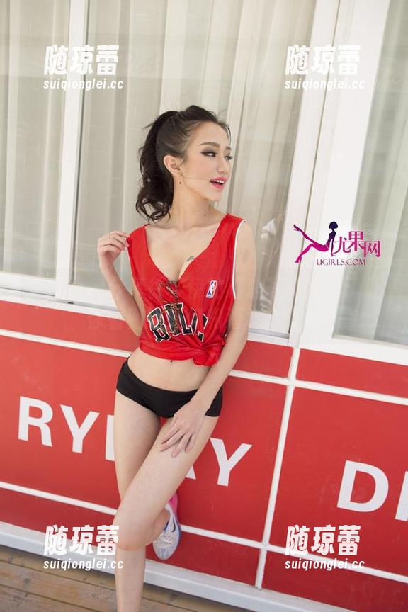 尤果网 - 分享徐梓伊的海边写真合集：让你看到她如何和海水打交道