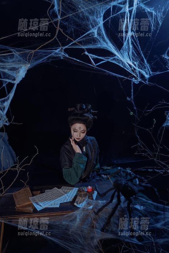 年年Nnian最新写真集：女友的霓虹夜晚，五光十色好像在调皮地眨眼