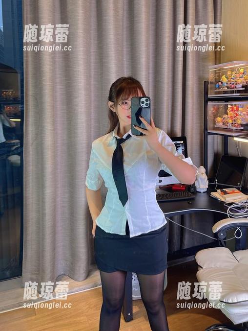 微密圈 - 张思允nice的毛衣美图分享：这种时髦真让我感到毛衣也能性感！