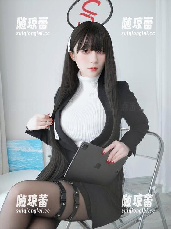 白银81在白色毛衣里的轻盈：点击下载，感受奇妙气息！