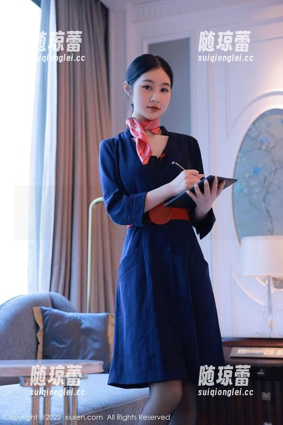 秀人网 - 盼盼已鸠的照片：在礼服的光影交错中，感受如诗般的瞬间