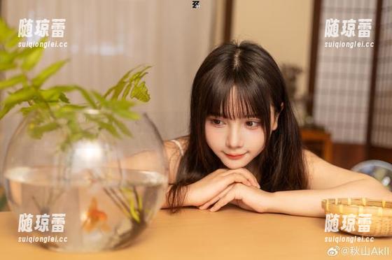 秋山AkI美图更新啦，裤里丝果然让人眼前一亮