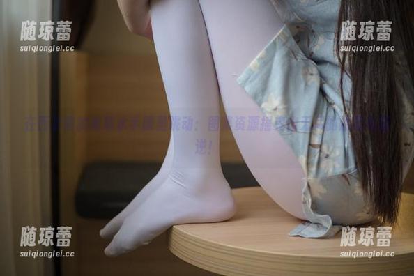 在西尔酱的青草水手服里跳动：图集资源摇曳出无尽的温柔与叛逆！