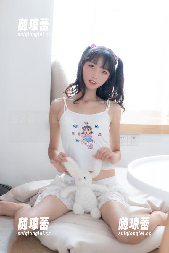 白云森林中的西瓜少女，定制了一种无外套风情