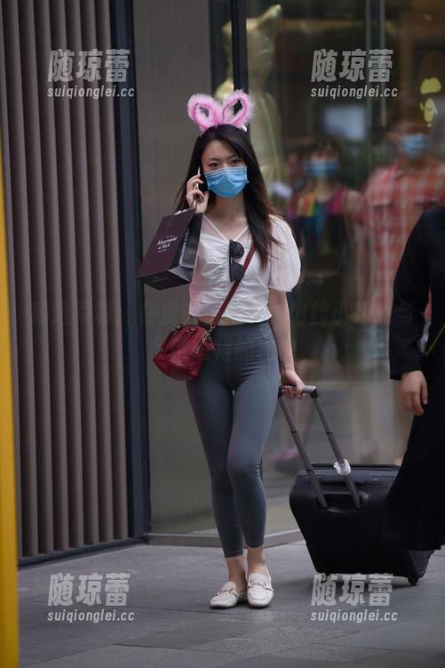 精选写真：在魔镜街拍下，肉丝小姐姐与吊带短裙的秘密