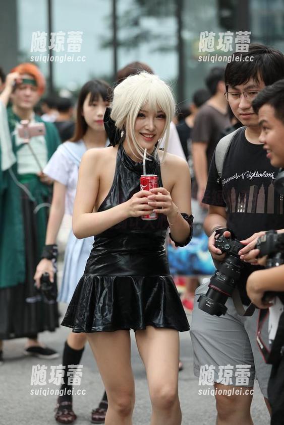一只麋鹿摄影的魔镜街拍，牛仔短裙美女套图，免费到让人心动的感觉！