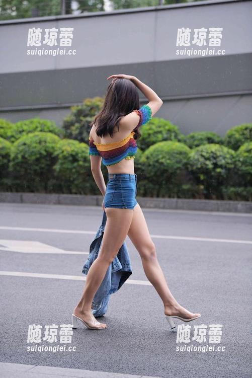 魔镜街拍 福利满满!魔镜街拍牛仔裤高跟,图片让时尚更贴近你。